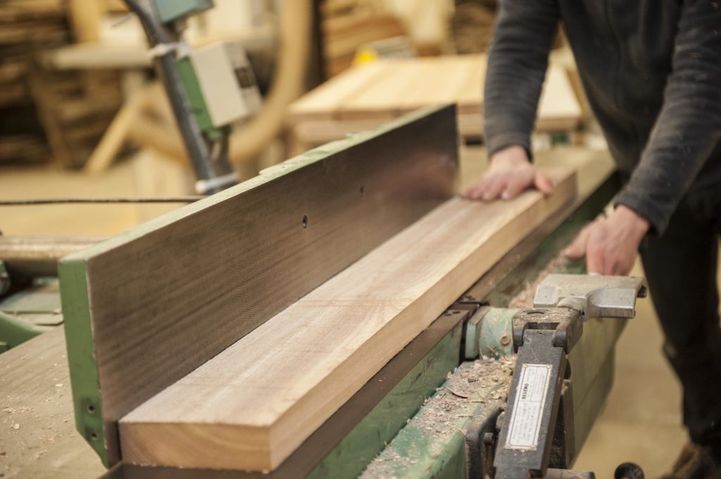 Découpe de bois massif dans les ateliers de Coincy